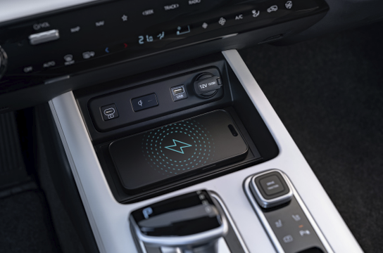 Ұялы телефонды сымсыз зарядтау.