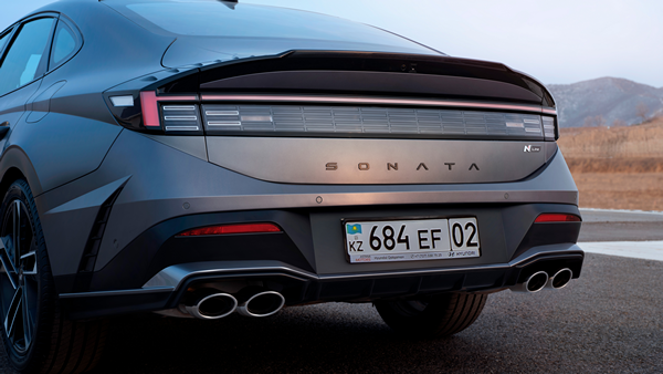 Жоғары жылдамдықта аэродинамикалық тұрақтылықты арттыратын жүксалғыш қақпағындағы спойлер.