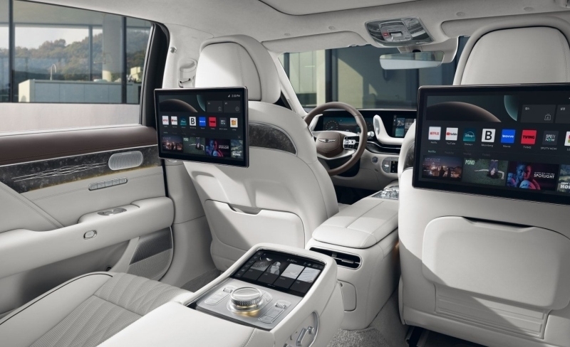 Hyundai G90, Двойные мониторы и информационно-развлекательная система